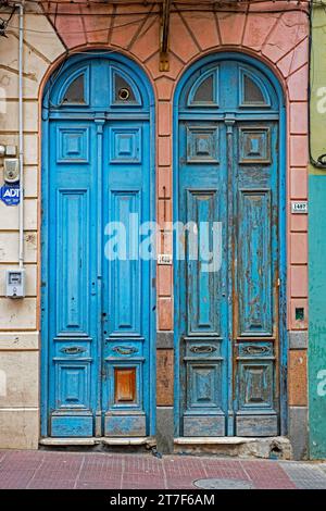 Deux portes d'entrée bleues étroites de maisons coloniales dans la Ciudad Vieja / Vieille ville, quartier historique de la capitale Montevideo, Uruguay, Amérique du Sud Banque D'Images