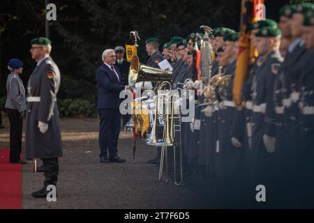 Besuch des finnischen Präsident Sauli Niinistö BEI Bundespräsident Frank-Walter Steinmeier in Bonn Bundespräsident Frank-Walter Steinmeier begrüßt die angetretene Bundeswehr - am 15. und 16. Novembre 2023 besucht der finnische Präsident Sauli Niinistö Deutschland. Gastgeber ist Bundespäsident Frank-Walter Steinmeier in der Villa Hammerschmidt à Bonn. Bonn Villa Hammerschmidt NRW Deutschland *** visite du président finlandais Sauli Niinistö au président fédéral Frank Walter Steinmeier à Bonn le président fédéral Frank Walter Steinmeier accueille les forces armées allemandes les 15 et 16 novembre 2023 fin Banque D'Images