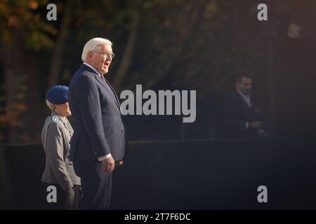 Besuch des finnischen Präsident Sauli Niinistö BEI Bundespräsident Frank-Walter Steinmeier in Bonn Bundespräsident Frank-Walter Steinmeier begrüßt die angetretene Bundeswehr - am 15. und 16. Novembre 2023 besucht der finnische Präsident Sauli Niinistö Deutschland. Gastgeber ist Bundespäsident Frank-Walter Steinmeier in der Villa Hammerschmidt à Bonn. Bonn Villa Hammerschmidt NRW Deutschland *** visite du président finlandais Sauli Niinistö au président fédéral Frank Walter Steinmeier à Bonn le président fédéral Frank Walter Steinmeier accueille les forces armées allemandes les 15 et 16 novembre 2023 fin Banque D'Images