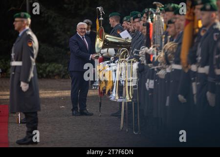 Besuch des finnischen Präsident Sauli Niinistö BEI Bundespräsident Frank-Walter Steinmeier in Bonn Bundespräsident Frank-Walter Steinmeier begrüßt die angetretene Bundeswehr - am 15. und 16. Novembre 2023 besucht der finnische Präsident Sauli Niinistö Deutschland. Gastgeber ist Bundespäsident Frank-Walter Steinmeier in der Villa Hammerschmidt à Bonn. Bonn Villa Hammerschmidt NRW Deutschland *** visite du président finlandais Sauli Niinistö au président fédéral Frank Walter Steinmeier à Bonn le président fédéral Frank Walter Steinmeier accueille les forces armées allemandes les 15 et 16 novembre 2023 fin Banque D'Images