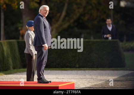 Besuch des finnischen Präsident Sauli Niinistö BEI Bundespräsident Frank-Walter Steinmeier in Bonn Bundespräsident Frank-Walter Steinmeier begrüßt die angetretene Bundeswehr - am 15. und 16. Novembre 2023 besucht der finnische Präsident Sauli Niinistö Deutschland. Gastgeber ist Bundespäsident Frank-Walter Steinmeier in der Villa Hammerschmidt à Bonn. Bonn Villa Hammerschmidt NRW Deutschland *** visite du président finlandais Sauli Niinistö au président fédéral Frank Walter Steinmeier à Bonn le président fédéral Frank Walter Steinmeier accueille les forces armées allemandes les 15 et 16 novembre 2023 fin Banque D'Images