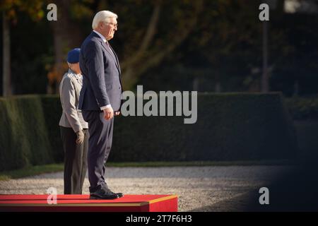 Besuch des finnischen Präsident Sauli Niinistö BEI Bundespräsident Frank-Walter Steinmeier in Bonn Bundespräsident Frank-Walter Steinmeier begrüßt die angetretene Bundeswehr - am 15. und 16. Novembre 2023 besucht der finnische Präsident Sauli Niinistö Deutschland. Gastgeber ist Bundespäsident Frank-Walter Steinmeier in der Villa Hammerschmidt à Bonn. Bonn Villa Hammerschmidt NRW Deutschland *** visite du président finlandais Sauli Niinistö au président fédéral Frank Walter Steinmeier à Bonn le président fédéral Frank Walter Steinmeier accueille les forces armées allemandes les 15 et 16 novembre 2023 fin Banque D'Images