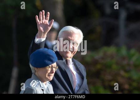 Bundespräsident Frank Walter STEINMEIER begrüsst die Zaungäste und die presse - OFFIZIELLER Besuch des Präsidenten der Republik Finnland, Sauli Niinistö, und von Jenni Haukio in der Bundesrepublik Deutschland beim zweiten Sitz des Bundespräsidenten Villa Hammerschmidt à Bonn 15.11.2023 Bonn Gronau NRW Deutschland *** le président fédéral Frank Walter STEINMEIER accueille les spectateurs et la presse visite officielle du président de la République de Finlande, Sauli Niinistö, et Jenni Haukio à la République fédérale d'Allemagne à la deuxième résidence du président fédéral Villa Hammerschmidt en B. Banque D'Images