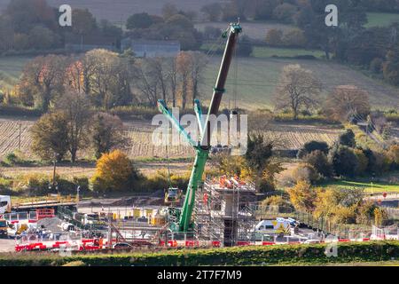 Wendover Dean, Royaume-Uni. 15 novembre 2023. Travaux de construction du viaduc HS2 Wendover Dean Rail à grande vitesse à travers des terres agricoles qui faisaient autrefois partie de Durham Farm. Bien que le Premier ministre Rishi Sunak, ait annulé la partie nord de HS2, les travaux de construction de Londres à Birmingham phase 1 se poursuivent toujours. Un certain nombre d'agriculteurs des Chilterns ont fait acheter une partie de leurs fermes obligatoirement par HS2. Certains d’entre eux n’auraient pas encore reçu de compensation de HS2 et risquent en conséquence de subir une ruine financière. Crédit : Maureen McLean/Alamy Live News Banque D'Images