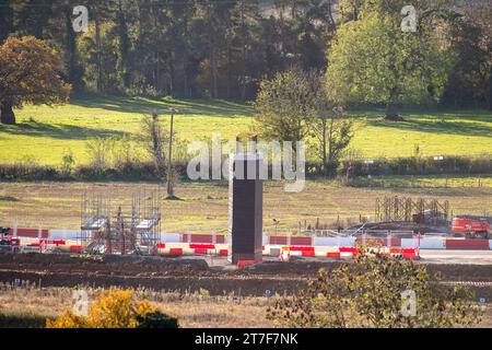 Wendover Dean, Royaume-Uni. 15 novembre 2023. Travaux de construction du viaduc HS2 Wendover Dean Rail à grande vitesse à travers des terres agricoles qui faisaient autrefois partie de Durham Farm. Bien que le Premier ministre Rishi Sunak, ait annulé la partie nord de HS2, les travaux de construction de Londres à Birmingham phase 1 se poursuivent toujours. Un certain nombre d'agriculteurs des Chilterns ont fait acheter une partie de leurs fermes obligatoirement par HS2. Certains d’entre eux n’auraient pas encore reçu de compensation de HS2 et risquent en conséquence de subir une ruine financière. Crédit : Maureen McLean/Alamy Live News Banque D'Images