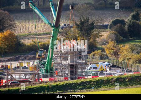 Wendover Dean, Royaume-Uni. 15 novembre 2023. Travaux de construction du viaduc HS2 Wendover Dean Rail à grande vitesse à travers des terres agricoles qui faisaient autrefois partie de Durham Farm. Bien que le Premier ministre Rishi Sunak, ait annulé la partie nord de HS2, les travaux de construction de Londres à Birmingham phase 1 se poursuivent toujours. Un certain nombre d'agriculteurs des Chilterns ont fait acheter une partie de leurs fermes obligatoirement par HS2. Certains d’entre eux n’auraient pas encore reçu de compensation de HS2 et risquent en conséquence de subir une ruine financière. Crédit : Maureen McLean/Alamy Live News Banque D'Images