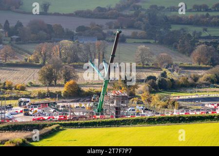 Wendover Dean, Royaume-Uni. 15 novembre 2023. Travaux de construction du viaduc HS2 Wendover Dean Rail à grande vitesse à travers des terres agricoles qui faisaient autrefois partie de Durham Farm. Bien que le Premier ministre Rishi Sunak, ait annulé la partie nord de HS2, les travaux de construction de Londres à Birmingham phase 1 se poursuivent toujours. Un certain nombre d'agriculteurs des Chilterns ont fait acheter une partie de leurs fermes obligatoirement par HS2. Certains d’entre eux n’auraient pas encore reçu de compensation de HS2 et risquent en conséquence de subir une ruine financière. Crédit : Maureen McLean/Alamy Live News Banque D'Images