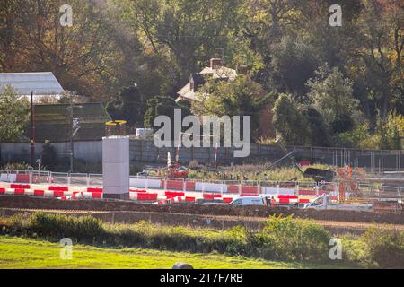 Wendover Dean, Royaume-Uni. 15 novembre 2023. Travaux de construction du viaduc HS2 Wendover Dean Rail à grande vitesse à travers des terres agricoles qui faisaient autrefois partie de Durham Farm. Bien que le Premier ministre Rishi Sunak, ait annulé la partie nord de HS2, les travaux de construction de Londres à Birmingham phase 1 se poursuivent toujours. Un certain nombre d'agriculteurs des Chilterns ont fait acheter une partie de leurs fermes obligatoirement par HS2. Certains d’entre eux n’auraient pas encore reçu de compensation de HS2 et risquent en conséquence de subir une ruine financière. Crédit : Maureen McLean/Alamy Live News Banque D'Images