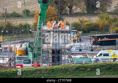 Wendover Dean, Royaume-Uni. 15 novembre 2023. Travaux de construction du viaduc HS2 Wendover Dean Rail à grande vitesse à travers des terres agricoles qui faisaient autrefois partie de Durham Farm. Bien que le Premier ministre Rishi Sunak, ait annulé la partie nord de HS2, les travaux de construction de Londres à Birmingham phase 1 se poursuivent toujours. Un certain nombre d'agriculteurs des Chilterns ont fait acheter une partie de leurs fermes obligatoirement par HS2. Certains d’entre eux n’auraient pas encore reçu de compensation de HS2 et risquent en conséquence de subir une ruine financière. Crédit : Maureen McLean/Alamy Live News Banque D'Images