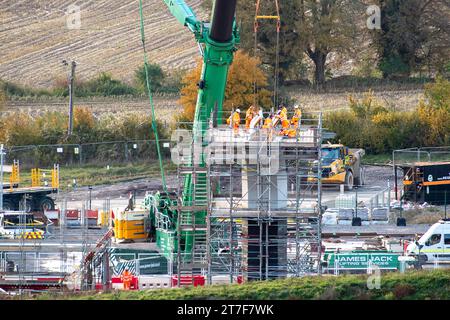 Wendover Dean, Royaume-Uni. 15 novembre 2023. Travaux de construction du viaduc HS2 Wendover Dean Rail à grande vitesse à travers des terres agricoles qui faisaient autrefois partie de Durham Farm. Bien que le Premier ministre Rishi Sunak, ait annulé la partie nord de HS2, les travaux de construction de Londres à Birmingham phase 1 se poursuivent toujours. Un certain nombre d'agriculteurs des Chilterns ont fait acheter une partie de leurs fermes obligatoirement par HS2. Certains d’entre eux n’auraient pas encore reçu de compensation de HS2 et risquent en conséquence de subir une ruine financière. Crédit : Maureen McLean/Alamy Live News Banque D'Images