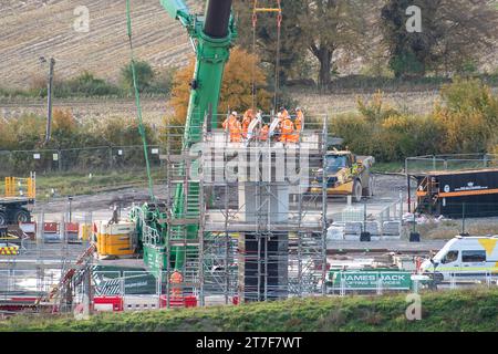 Wendover Dean, Royaume-Uni. 15 novembre 2023. Travaux de construction du viaduc HS2 Wendover Dean Rail à grande vitesse à travers des terres agricoles qui faisaient autrefois partie de Durham Farm. Bien que le Premier ministre Rishi Sunak, ait annulé la partie nord de HS2, les travaux de construction de Londres à Birmingham phase 1 se poursuivent toujours. Un certain nombre d'agriculteurs des Chilterns ont fait acheter une partie de leurs fermes obligatoirement par HS2. Certains d’entre eux n’auraient pas encore reçu de compensation de HS2 et risquent en conséquence de subir une ruine financière. Crédit : Maureen McLean/Alamy Live News Banque D'Images