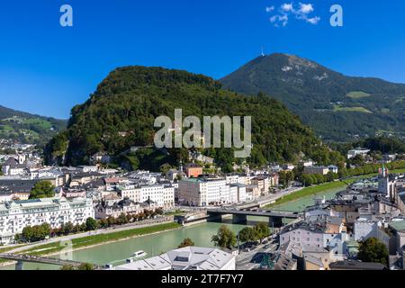 Vue sur la colline Kapuzinerberg depuis Moenchsberg à Salzbourg, Autriche Banque D'Images