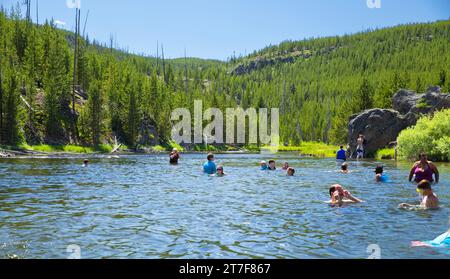 Yellowstone, Amérique – 12 juin 2016 : touristes nageant dans une source chaude Banque D'Images