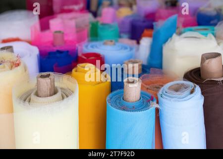 rouleaux de tissu coloré Banque D'Images