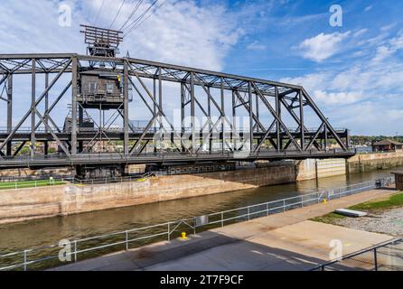 La travée historique de l'Arsenal ou le pont gouvernemental s'ouvre sur l'écluse et le barrage n ° 15 à Davenport, Iowa Banque D'Images