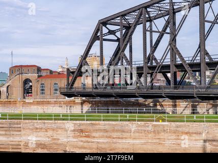 La travée historique de l'Arsenal ou le pont gouvernemental s'ouvre sur l'écluse et le barrage n ° 15 à Davenport, Iowa Banque D'Images