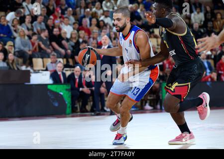 Monaco, Monaco. 14 novembre 2023. Darius Thompson #13 de Efes Anadolu Istanbul et le joueur #24 de Monaco Yakuba Ouattara sont vus en action lors de la Turkish Airlines Euroleague Basketball Round 8 entre L'AS Monaco et Efes Anadolu Istanbul à la salle Gaston Medecin. Score final ; Efes Anadolu Istanbul 89 : 82 AS Monaco. (Photo Laurent Coust/SOPA Images/Sipa USA) crédit : SIPA USA/Alamy Live News Banque D'Images