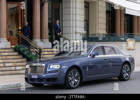 Monte Carlo, Monaco - Blue Rolls-Royce Ghost Series II stationné sur la place du Casino. Banque D'Images