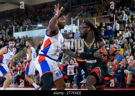 Monaco, Monaco. 14 novembre 2023. Tyrique Jones #88 d'Efes Anadolu Istanbul et le joueur #10 de Monaco John Brown sont vus en action lors de la Turkish Airlines Euroleague Basketball Round 8 entre L'AS Monaco et Efes Anadolu Istanbul à la salle Gaston Medecin. Score final ; Efes Anadolu Istanbul 89 : 82 AS Monaco. (Photo Laurent Coust/SOPA Images/Sipa USA) crédit : SIPA USA/Alamy Live News Banque D'Images