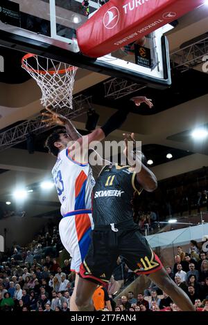 Monaco, Monaco. 14 novembre 2023. Erkan Yilmaz #33 de Efes Anadolu Istanbul et le joueur #11 Alpha Diallo de Monaco sont vus en action lors de la Turkish Airlines Euroleague Basketball Round 8 entre L'AS Monaco et Efes Anadolu Istanbul à la salle Gaston Medecin. Score final ; Efes Anadolu Istanbul 89 : 82 AS Monaco. (Photo Laurent Coust/SOPA Images/Sipa USA) crédit : SIPA USA/Alamy Live News Banque D'Images