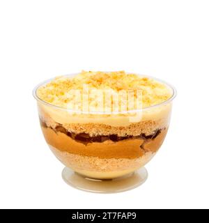Dessert à base de gâteaux tendres parfumés avec de la crème anglaise, une couche de caramel salé et des morceaux de pomme caramélisés isolés sur blanc Banque D'Images