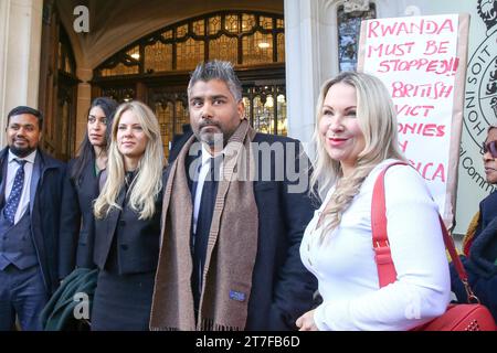 Londres, Royaume-Uni. 15 novembre 2023. Tofique Hossain (2e à partir de la droite), avocate en immigration, Charlotte Khan (à droite) Care4Calais et son équipe devant la Cour suprême de Westminster alors que la cour juge que le plan d'asile du gouvernement britannique au Rwanda est illégal. Crédit : SOPA Images Limited/Alamy Live News Banque D'Images