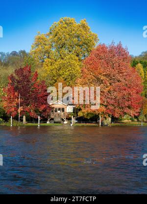 Météo britannique - couleurs d'automne Henley sur la Tamise Oxfordshire UK Riverside retraite sur la Tamise, entouré par les couleurs d'automne lorsque les feuilles commencent à tourner. Crédit Gary Blake /Alamy Live News Banque D'Images