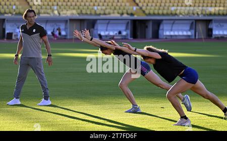 Belek, Turquie. 15 novembre 2023. L’entraîneur d’athlétisme Fernando Oliva, l’athlète Noor Vidts et le Belge Merel Maes photographiés en action lors d’un camp d’entraînement organisé par le Comité Olympique Belge de la BOIC-COIB à Belek, Turquie, mercredi 15 novembre 2023. Le camp se déroule du 11 au 25 novembre. BELGA PHOTO ERIC LALMAND crédit : Belga News Agency/Alamy Live News Banque D'Images