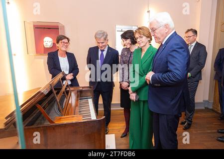 Präsident der Republik Finnland Sauli Niinistö, Frau Jenni HAUKIO, Frau Elke BÜDENBENDER und Bundespräsident Frank Walter STEINMEIER im Musikzimmer des Beethoven Haus - OFFIZIELLER Besuch des Präsidenten der Republik Finnland, Sauli Niinistö, und von Jenni Haukio in der Bundesrepublik Deutschland Beethoven Haus, das Geburtshaus von Ludwig van Beethoven à Bonn 15.11.2023 Bonn Innenstadt NRW Deutschland *** Président de la République de Finlande Sauli Niinistö, Mme Jenni HAUKIO, Mme Elke BÜDENBENDER et le Président fédéral Frank Walter STEINMEIER dans la salle de musique de la Maison de Beethoven Banque D'Images