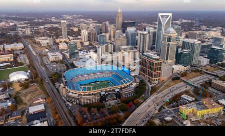 Charlotte, Caroline du Nord, États-Unis. 13 novembre 2023. Vue aérienne du Bank of America Stadium, stade de la National football League Carolina Panthers et du MLS Charlotte FC. (Image de crédit : © Walter G Arce SR Grindstone Medi/ASP) USAGE ÉDITORIAL SEULEMENT! Non destiné à UN USAGE commercial ! Banque D'Images