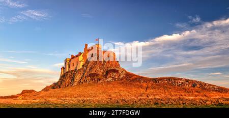 Vue de jour en été du château de Lindisfarne sur l'île Sainte de Lindisfarne dans le Northumberland, Angleterre, Royaume-Uni Banque D'Images