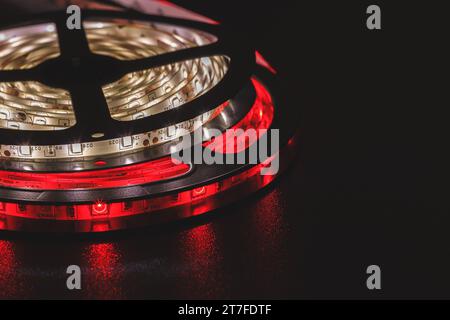 Bobine LED smd, couleur rouge et blanc chaud, avec un fond noir. Banque D'Images