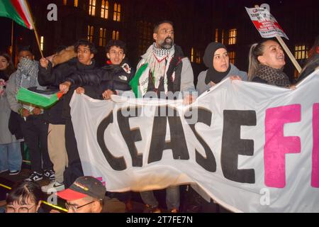 Londres, Royaume-Uni. 15 novembre 2023. Des milliers de manifestants pro-palestiniens se sont rassemblés devant le Parlement pour appeler à un cessez-le-feu alors que la guerre entre Israël et le Hamas se poursuit. Crédit : Vuk Valcic/Alamy Live News Banque D'Images