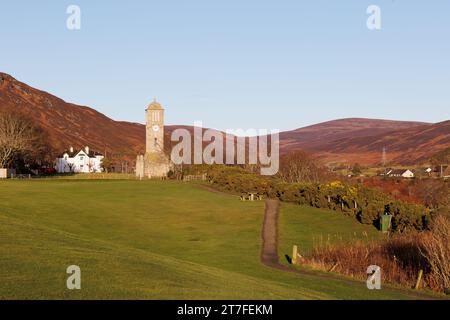 Helmsdale, Sutherland, Écosse. 15 novembre 2023. Le Mémorial de la guerre à Helmsdale, une ville côtière sur la côte est de Sutherland, en Écosse. Banque D'Images