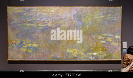 Londres, Royaume-Uni - 19 mai 2023 : peinture des nénuphars qui est une série d'environ 250 peintures à l'huile de l'impressionniste français Claude Monet, exposées à Banque D'Images