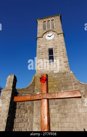 Helmsdale, Sutherland, Écosse. 15 novembre 2023. Le Mémorial de la guerre à Helmsdale, une ville côtière sur la côte est de Sutherland, en Écosse. Banque D'Images