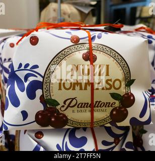 Panettone italien en boîte, fruit traditionnel de Noël sweet pain d'Italie ; le module aricie dans un magasin. Banque D'Images