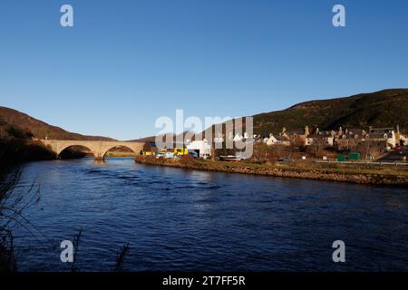 Helmsdale, Écosse. Un pont en pierre à double arc traverse la rivière Helmsdale dans la ville de Helmsdale sur la côte est. Banque D'Images