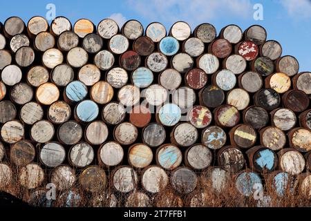 Craigellachie, Banffshire, Écosse. 15 novembre 2023. Des barils de whisky colorés sont empilés haut à Speyside Cooperage. Banque D'Images