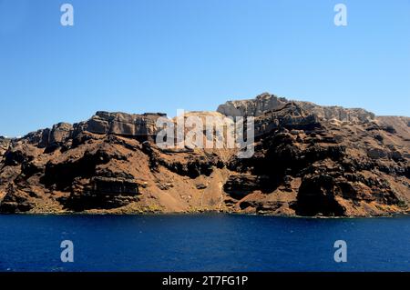 Les murs de falaise sur le bord de la caldeira (cratère) sur l'île volcanique de Santorin partie des îles des Cyclades dans la mer Égée, Grèce, UE. Banque D'Images