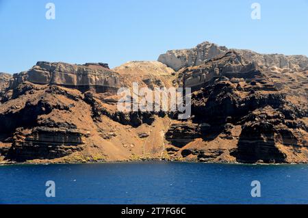 Les murs de falaise sur le bord de la caldeira (cratère) sur l'île volcanique de Santorin partie des îles des Cyclades dans la mer Égée, Grèce, UE. Banque D'Images