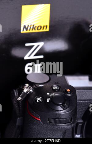 Nikon Z6 II (version 2) caméra photographie confrontation et concurrence entre les caméras. Fond blanc. Les meilleurs appareils photo sans miroir des plus grandes marques Banque D'Images