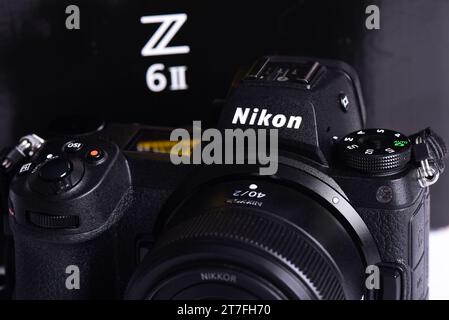 Nikon Z6 II (version 2) caméra photographie confrontation et concurrence entre les caméras. Fond blanc. Les meilleurs appareils photo sans miroir des plus grandes marques Banque D'Images