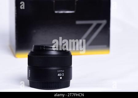 Goiania, Brésil 12 juillet 2023 : Nikon Z Lens (version 2) Showdown et compétition entre les objectifs. Fond blanc. Les meilleurs objectifs pour mir Banque D'Images