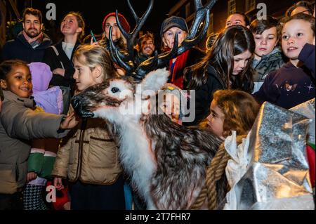 Londres, Royaume-Uni. 15 novembre 2023. Elizabeth Street - Belgravia allume ses lumières de Noël dans le quartier dans le cadre d'un Christmas Trail of Cheer. Crédit : Guy Bell/Empics Banque D'Images