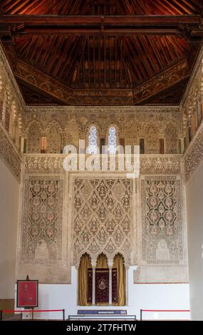 Tolède, Espagne, 08.10.21. Synagogue d'El Transito (aujourd'hui Musée Séfarade), salle de prière d'inspiration islamique avec autel et arche sainte. Banque D'Images