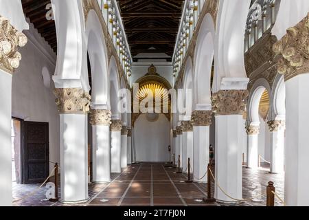 Tolède, Espagne, 08.10.21. Synagogue de Santa Maria la Blanca (synagogue Ibn Shoshan), allée centrale de la nef, piliers blancs avec chapiteaux dorés et niche Banque D'Images