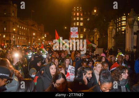 Londres, Angleterre, Royaume-Uni. 15 novembre 2023. Des milliers de manifestants pro-palestiniens se sont rassemblés devant le Parlement pour appeler à un cessez-le-feu alors que la guerre entre Israël et le Hamas se poursuit. (Image de crédit : © Vuk Valcic/ZUMA Press Wire) USAGE ÉDITORIAL SEULEMENT! Non destiné à UN USAGE commercial ! Banque D'Images