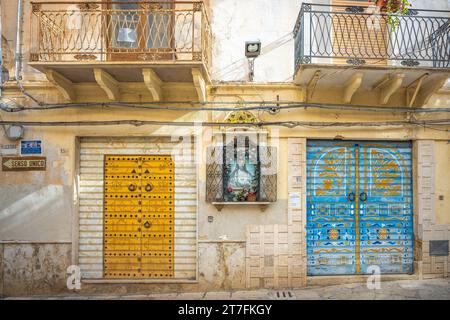 MAZARA DEL VALLO, ITALIE - 8 JUILLET 2023 : le centre-ville, connu sous le nom de Kasbah avec des éléments architecturaux arabes. Banque D'Images