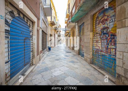 MAZARA DEL VALLO, ITALIE - 8 JUILLET 2023 : le centre-ville, connu sous le nom de Kasbah avec des éléments architecturaux arabes. Banque D'Images